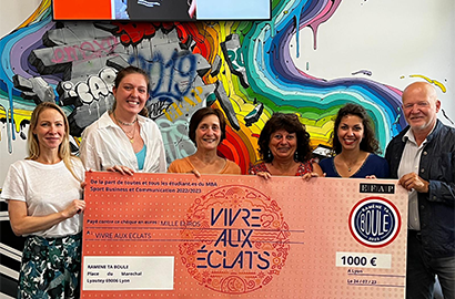 Actu EFAP - Les étudiants de l'école de communication EFAP font un don à l'association "Vivre aux Éclats" !