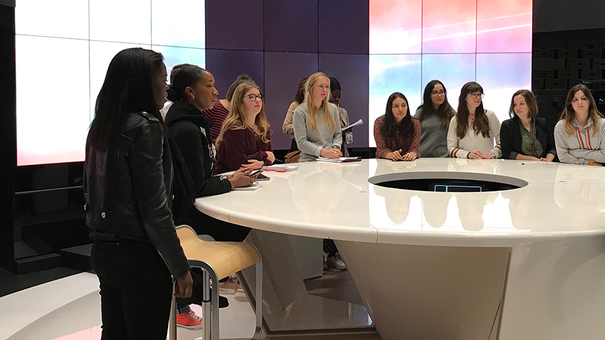 Étudiants du master communication politique dans les studios RTBF