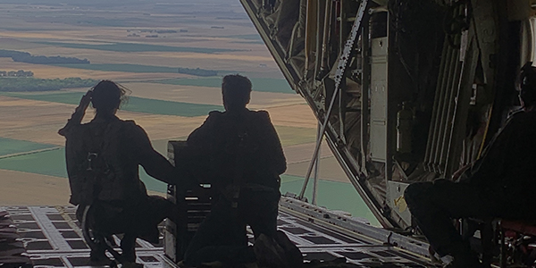 Etudiante de l'école de communication EFAP en stage à l'Armée de l'air et de l'espace