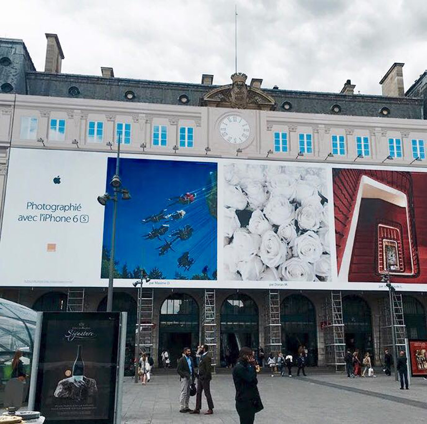 Campagne publicitaire affichée Gare Saint-Lazare à Paris et sur le site de la marque Apple